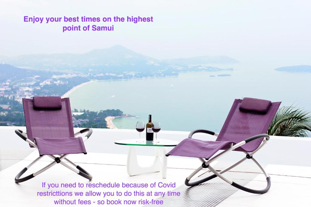 查汶Best world vision的紫色椅子和一张桌子及一瓶葡萄酒