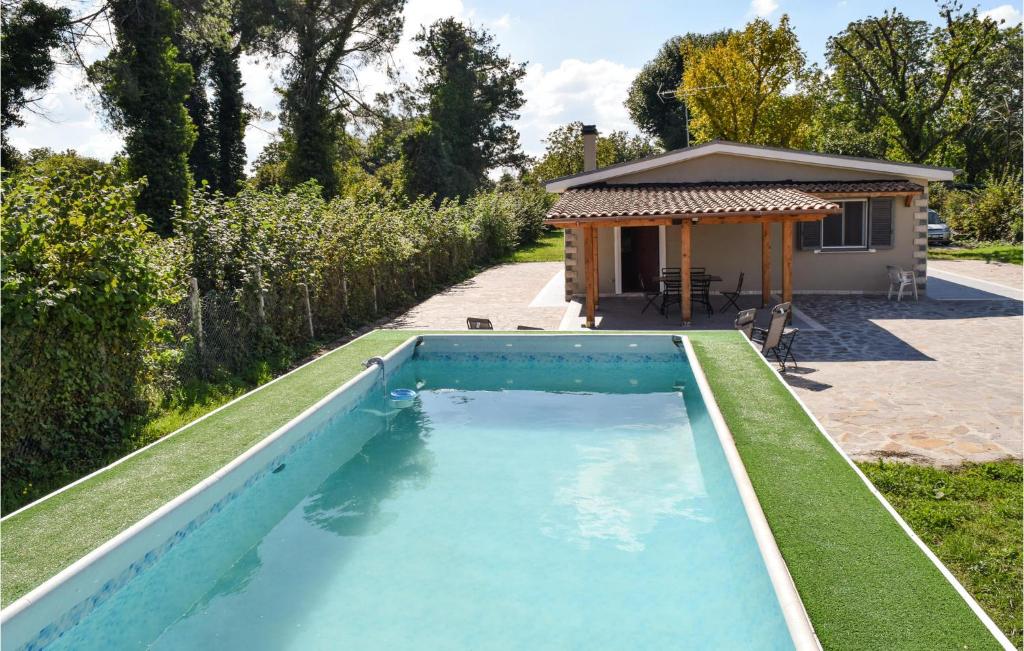 LabicoPatrizio Country House的一座房子旁的院子内的游泳池
