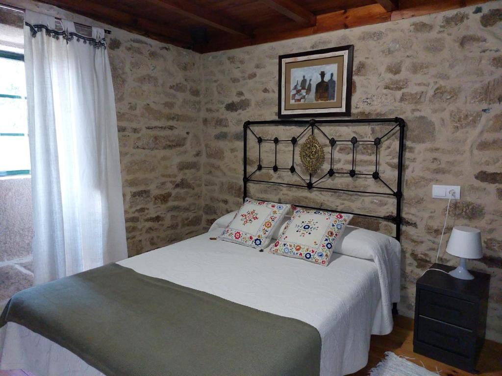 锡列达Casas de Maragouzos的一间卧室配有带枕头的床
