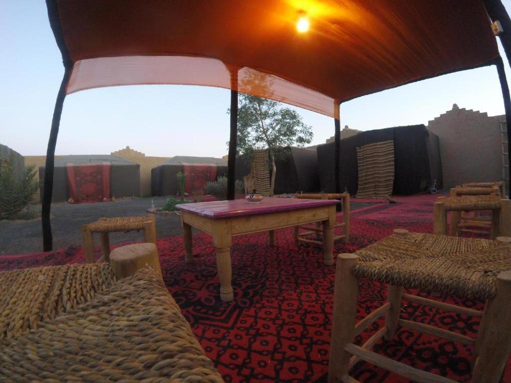 梅尔祖卡Nomad Bivouac的一个带桌椅的帐篷