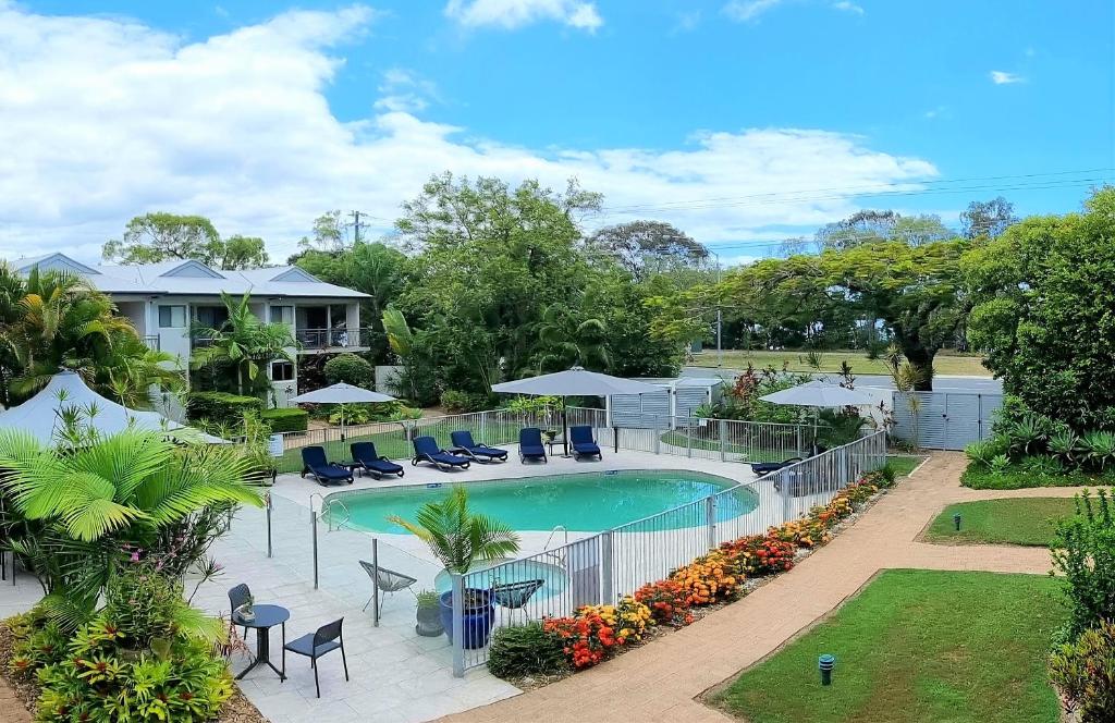 努萨维尔Noosa River Retreat Apartments - Perfect for Couples & Business Travel的度假村游泳池的图片