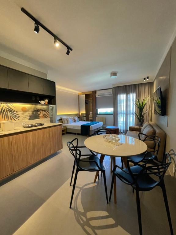 维多利亚Flat PRAIA Home Experience Dante Michelini的厨房以及带桌椅的起居室。