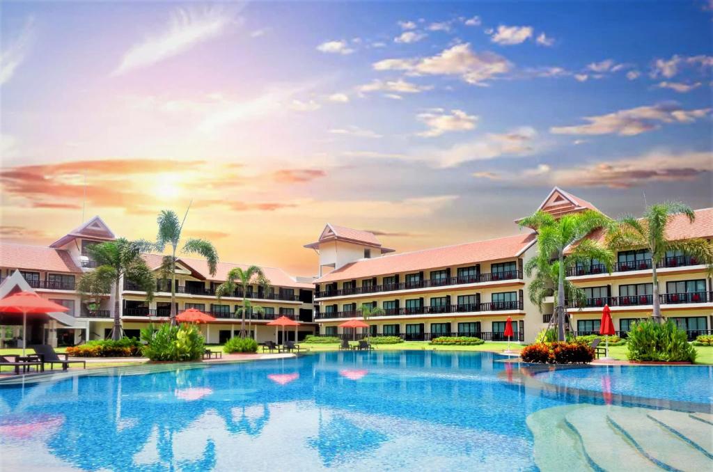 万荣Tmark Resort Vangvieng的度假村前的大型游泳池