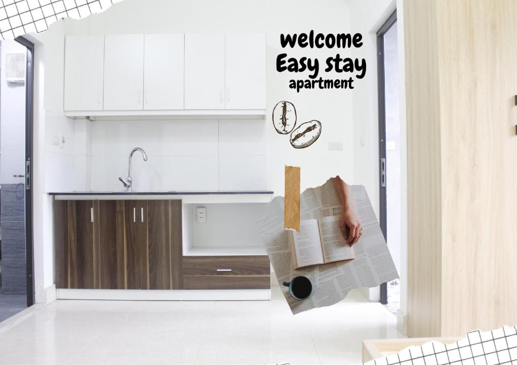 河内Easystay Apartment - 154 Đinh Thôn, Mỹ Đình, Hà Nội的把纸板盒放在厨房里的人