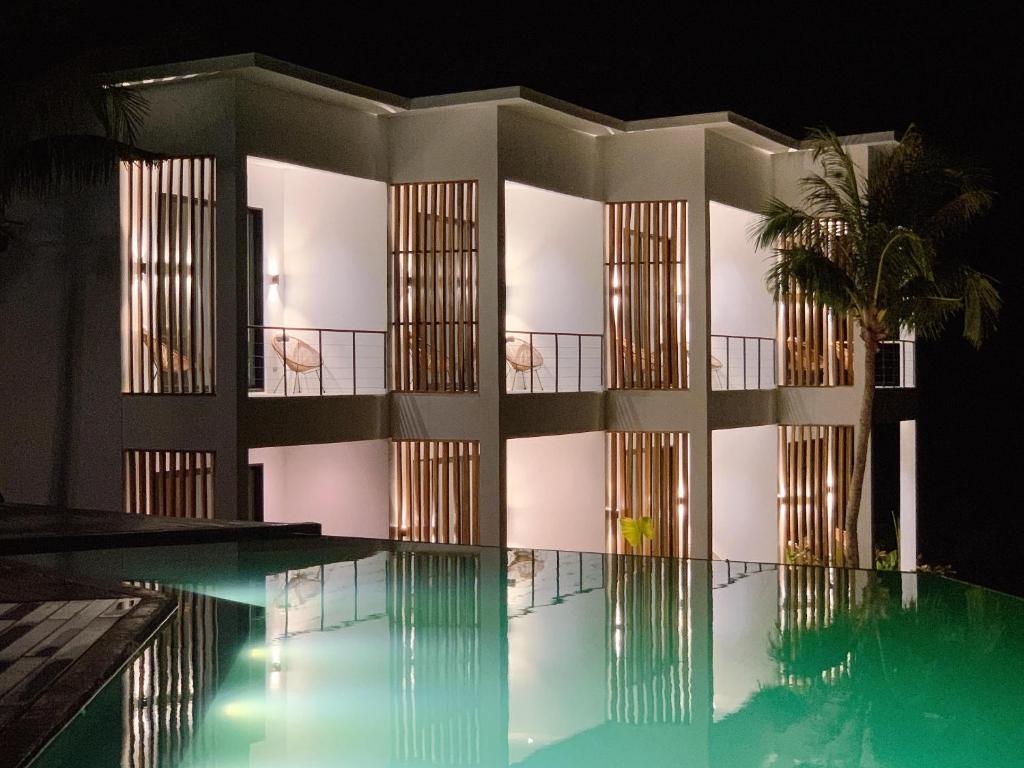 San IsidroTrogon's Perch的一座晚上设有游泳池的建筑
