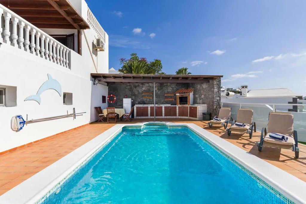 蒂亚斯Casa Bellavista的一座房子后院的游泳池