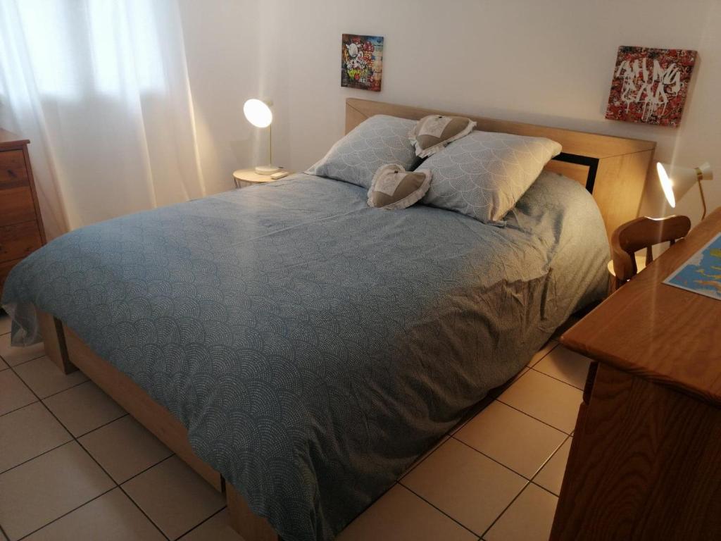 滨海萨纳里L'Ecrin d'Azur的一间卧室,床上有两双鞋
