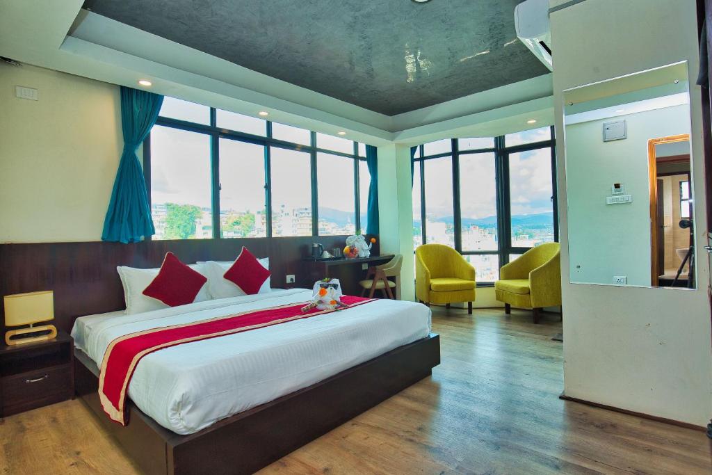 加德满都Hotel Grand View的一间带一张大床的卧室,位于带窗户的房间内
