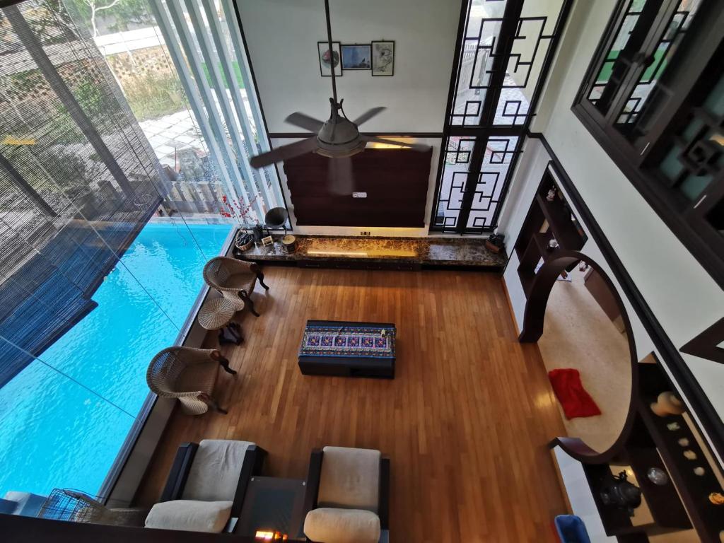 新山LF Tropical Pool Villa的享有带游泳池的客厅的顶部景色
