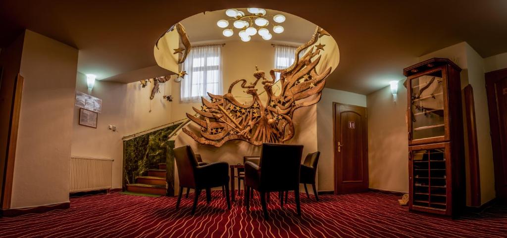 哈夫利奇库夫布罗德布利克森酒店的一间带桌子和大镜子的用餐室