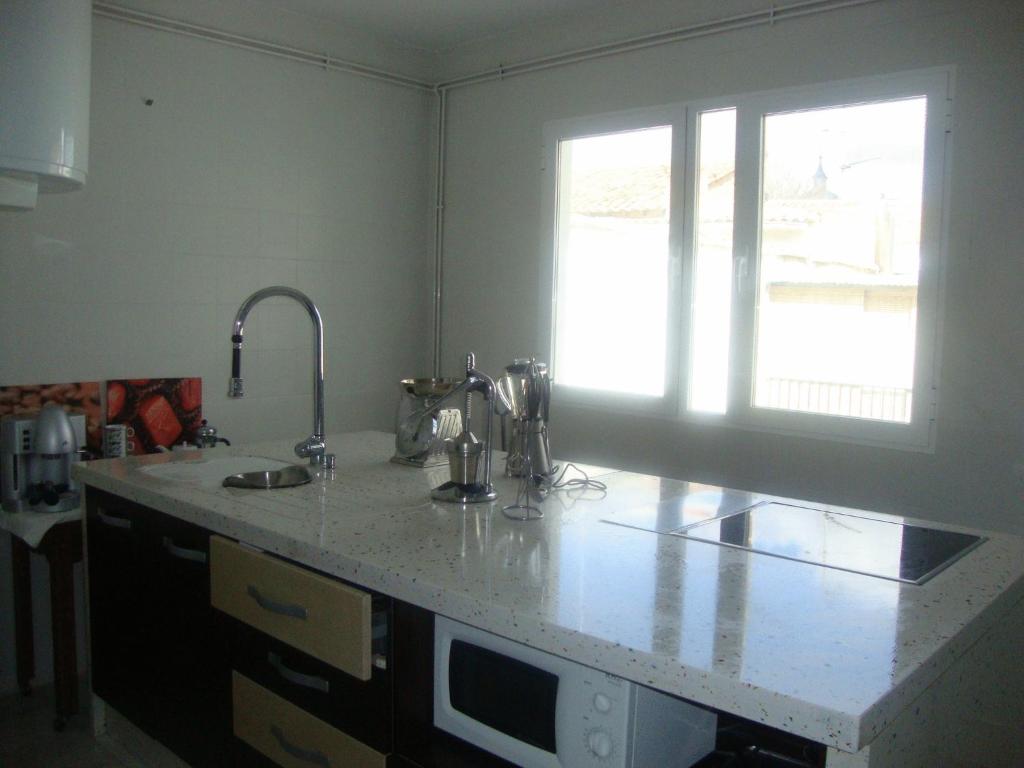 阿尔玛格鲁Casa De Comedias的厨房配有带水槽的柜台和窗户。