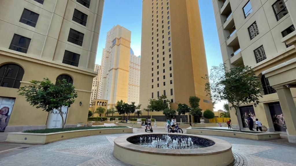 迪拜Business Backpackers JBR (BBJ)的一座拥有高楼城市中心的喷泉