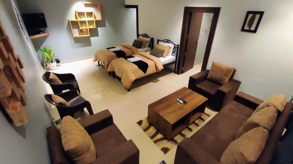 西奥利姆Siolim Suites的客厅配有床和沙发