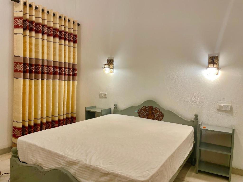 坦加拉ALOHA Second Home的一间卧室配有床和窗帘