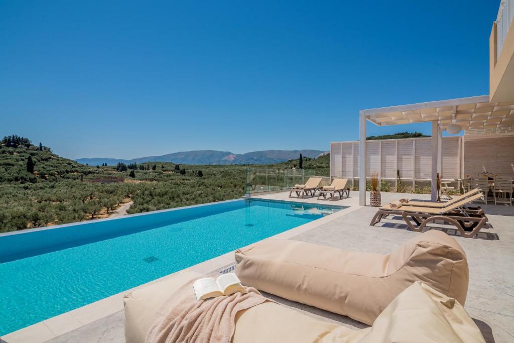 普莱诺斯Spartakos Luxury Villa 3的一座带游泳池和房子的别墅