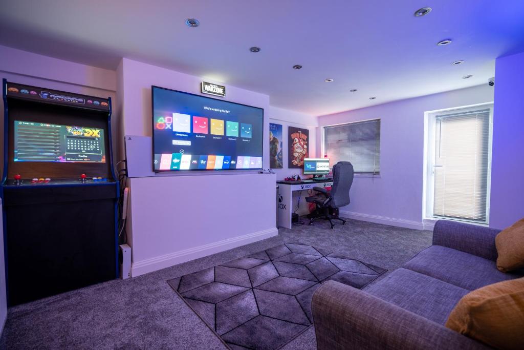 布莱克浦Cavendish Cat and Gaming House的一间带电子游戏的客厅