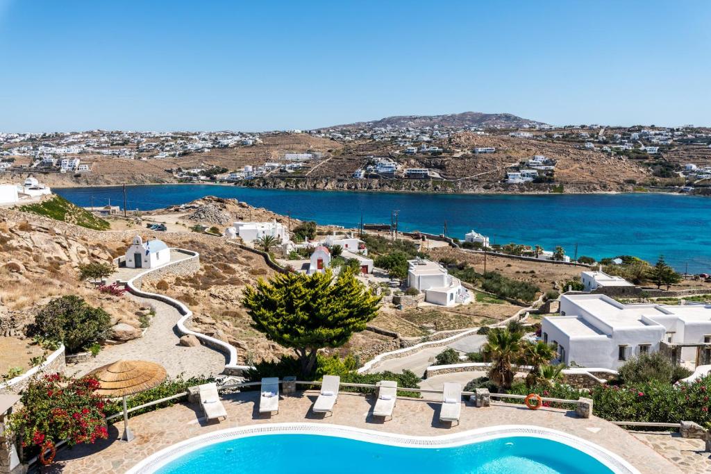 米克诺斯城Yalos Mykonos Ornos Pouli private apartments w shared swimming pool的享有带游泳池的度假村的空中景致