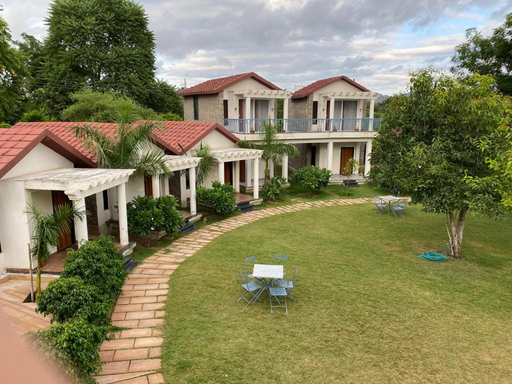 布什格尔Las Cabanas Resort的享有带庭院的房屋的空中景致