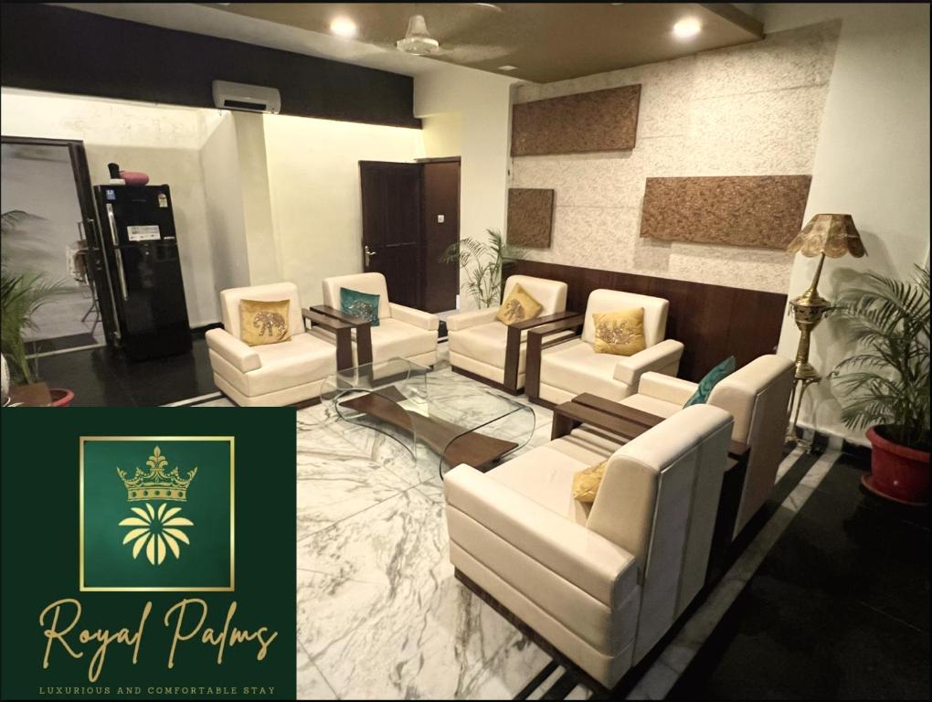 那格浦尔Royal Palms Luxury Service Apartment的客厅配有白色沙发和玻璃桌