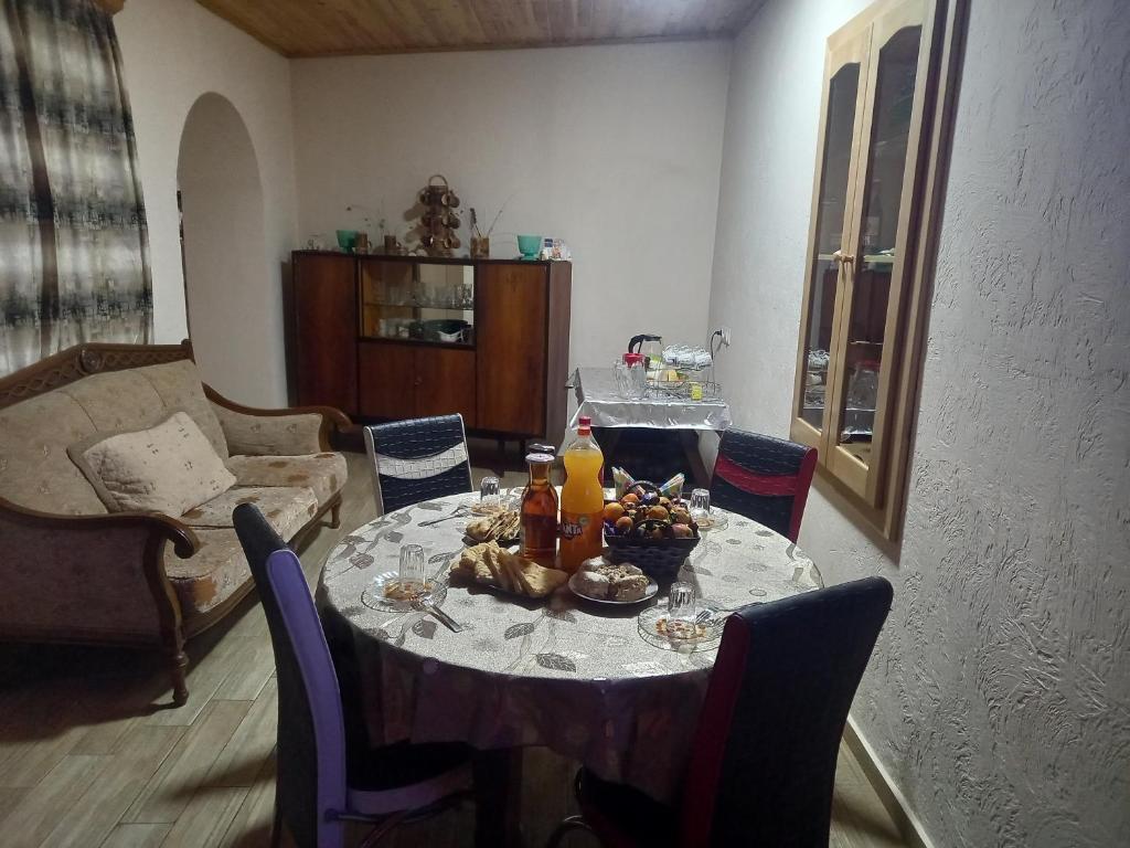 梅斯蒂亚Spardishi tower的客厅里一张桌子和食物