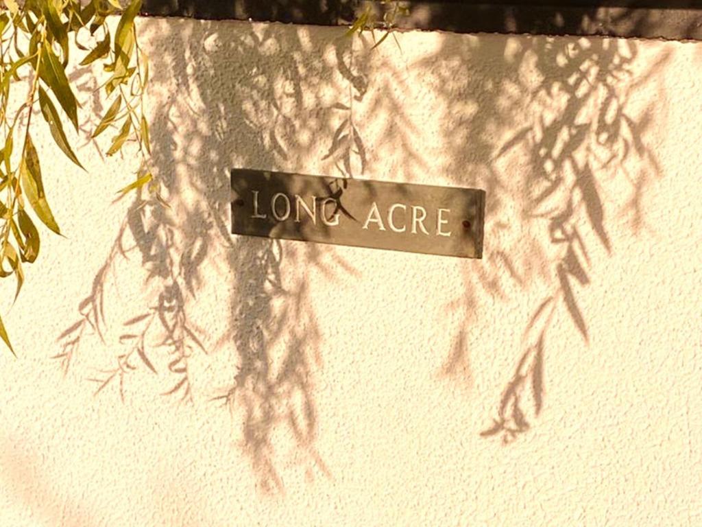 Long Acre Lodge的挂在墙上的长英亩的标志