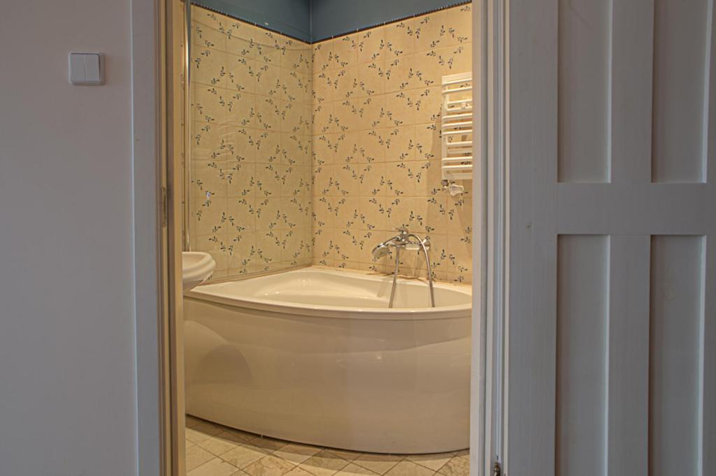 索波特伊甸园旅馆的带浴缸、卫生间和盥洗盆的浴室