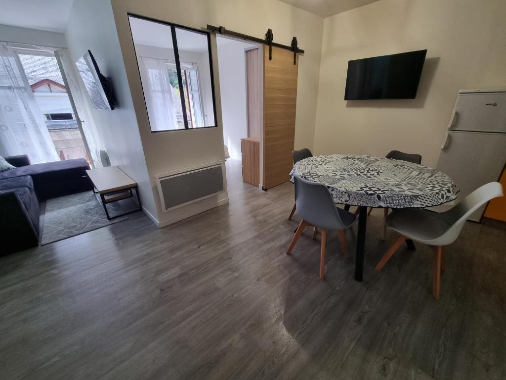 科特雷Coeur de Cauterets appartement 53m² 4/6 personnes的一间带桌椅的房间和一间客厅