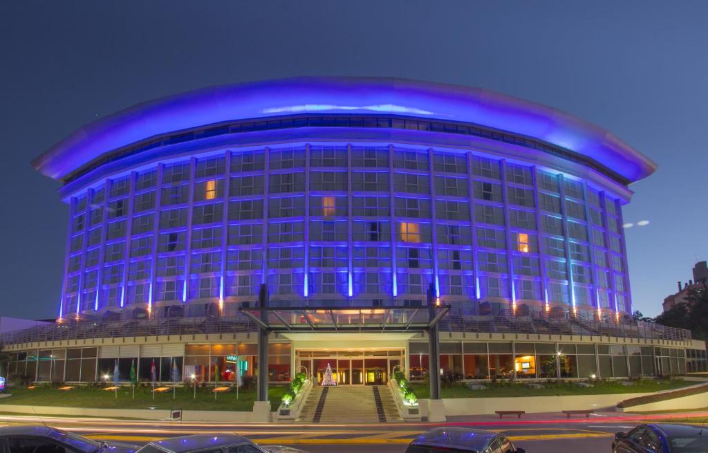 巴拉那马约拉斯格广场豪生度假赌场酒店的上面有蓝色的灯的建筑