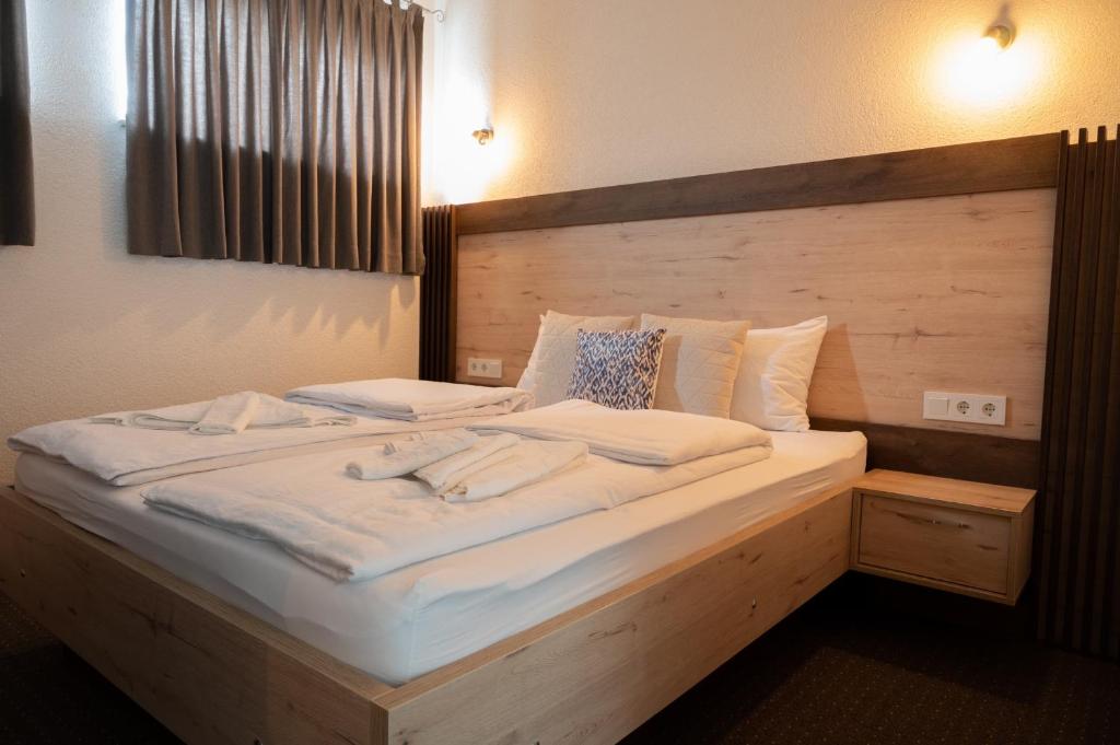 察津PJ Motel Pilot的一张配有白色床单和枕头的大床