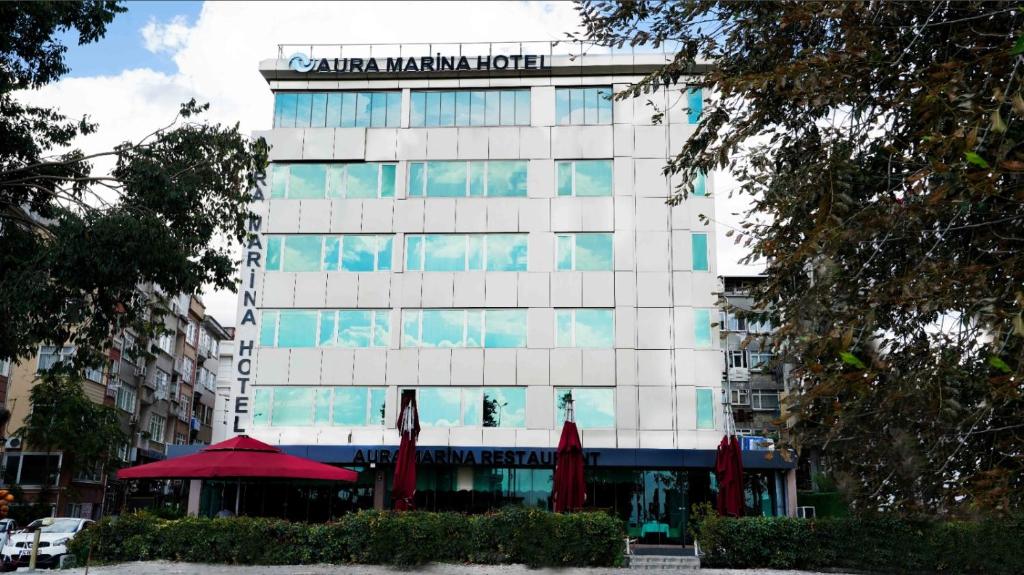 伊斯坦布尔AURA MARINA HOTEL的上面有标志的建筑