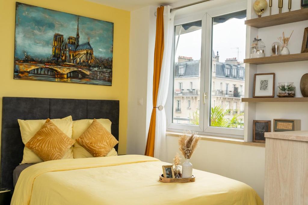 莱克朗兰比塞特尔Paris Homestay of Happyness的一间卧室设有一张床和两个窗户。