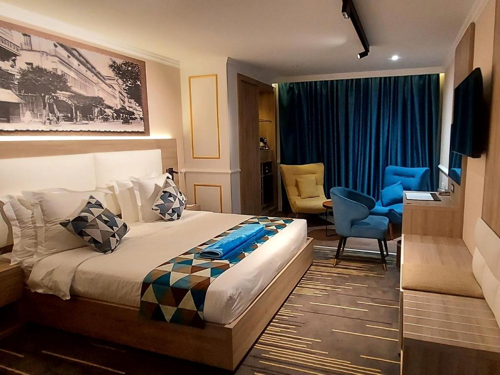 BouzareahAtlantis Air de France - Alger的酒店客房,配有一张床、一张桌子和椅子
