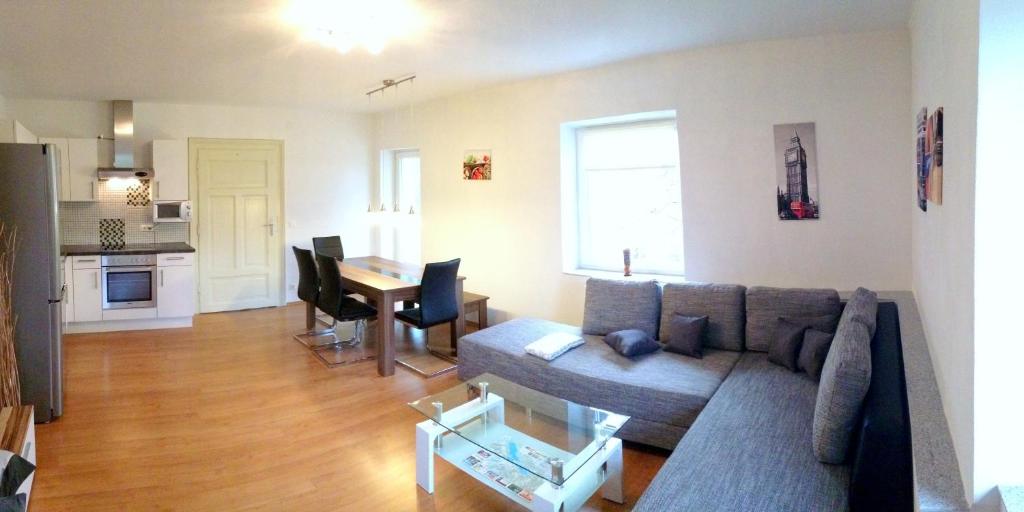 塞博登麦尔豪斯公寓的客厅配有沙发和桌子