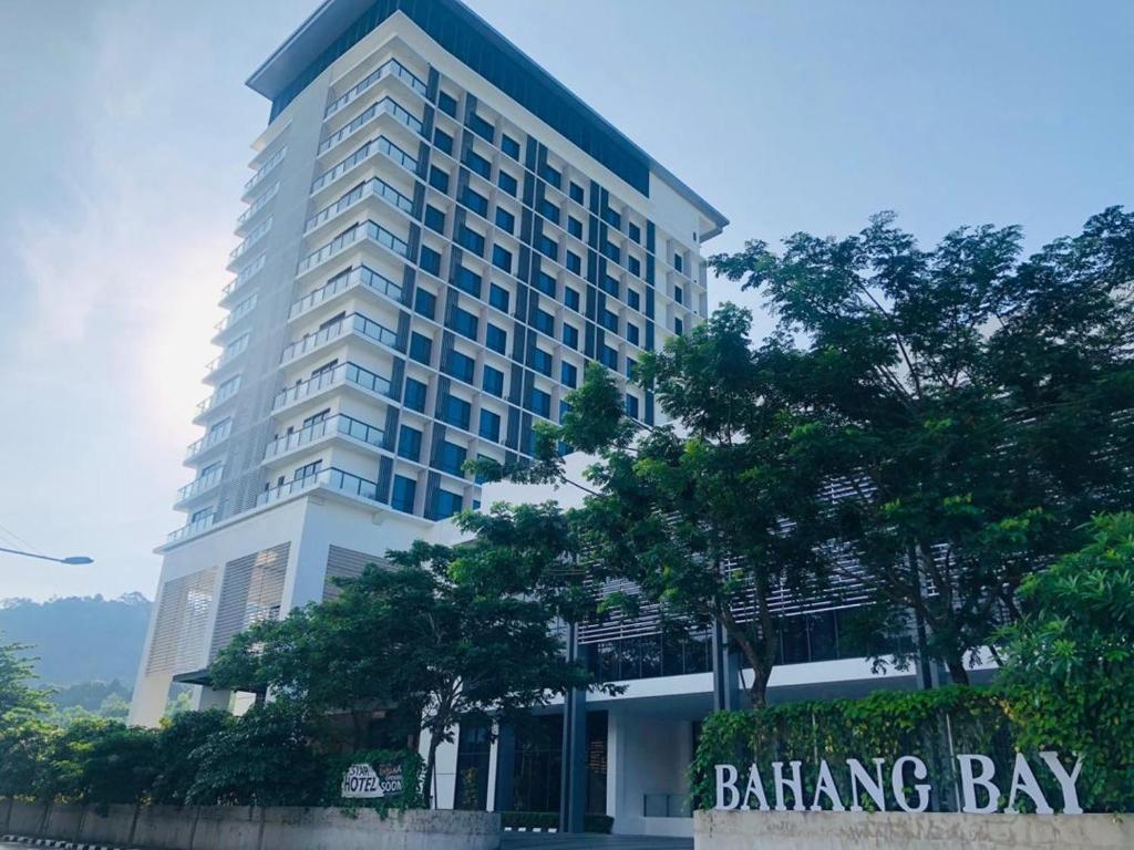 峇都丁宜Bahang Bay Hotel的前面有标志的高楼