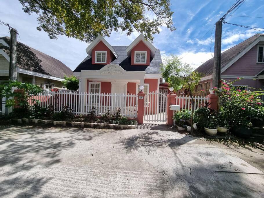 Santa Rosa#30 Bel Air House by Red Door House Rental的白色的红色房子,有白色的围栏