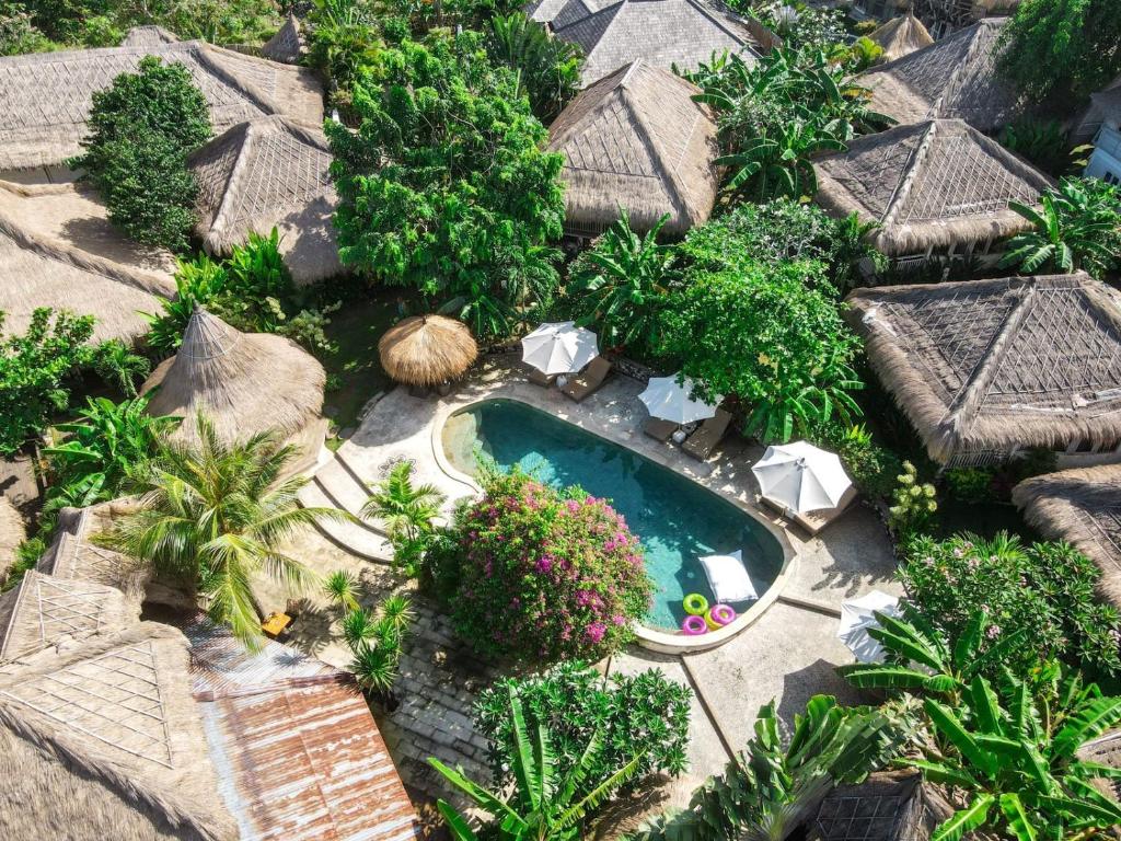 金巴兰Le Yanandra Bali Resort的享有带游泳池的度假村的空中景致