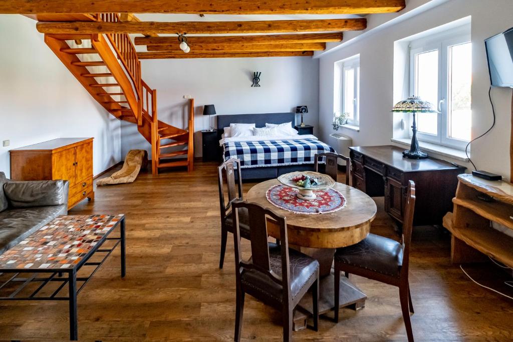 米库洛夫格列佛公寓酒店的客厅配有桌子和床。
