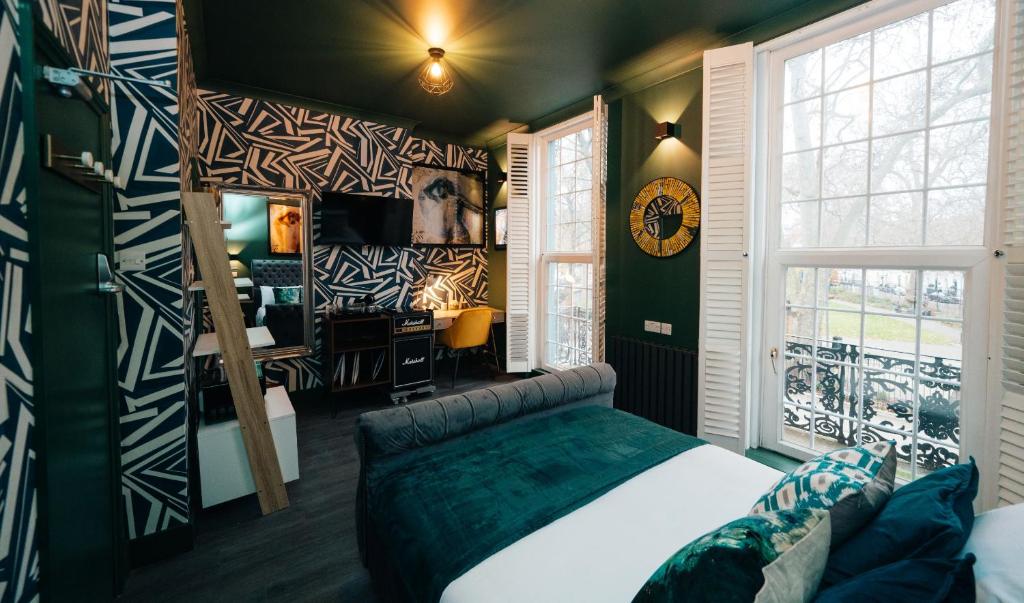 伦敦The Rokxy Townhouse - Kings Cross的一间卧室设有一张床和一个大窗户