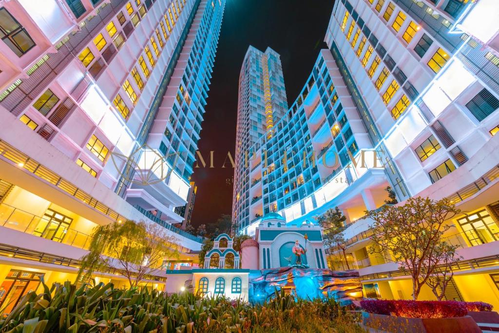 莎阿南i-City Premier Suites Shah Alam的一群高大的建筑在晚上在城市里