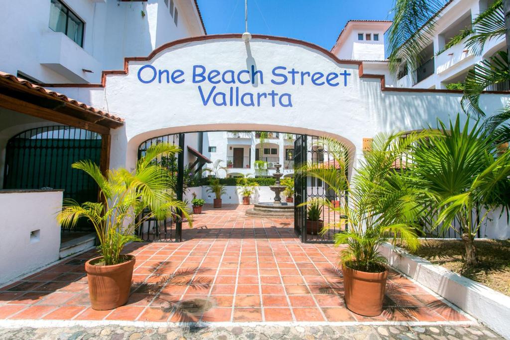 巴亚尔塔港One Beach Street Puerto Vallarta的海滩街别墅的入口
