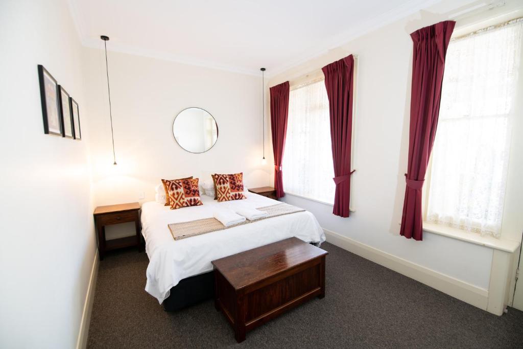 克莱尔Bentley's Hotel的卧室配有床、桌子和窗户。