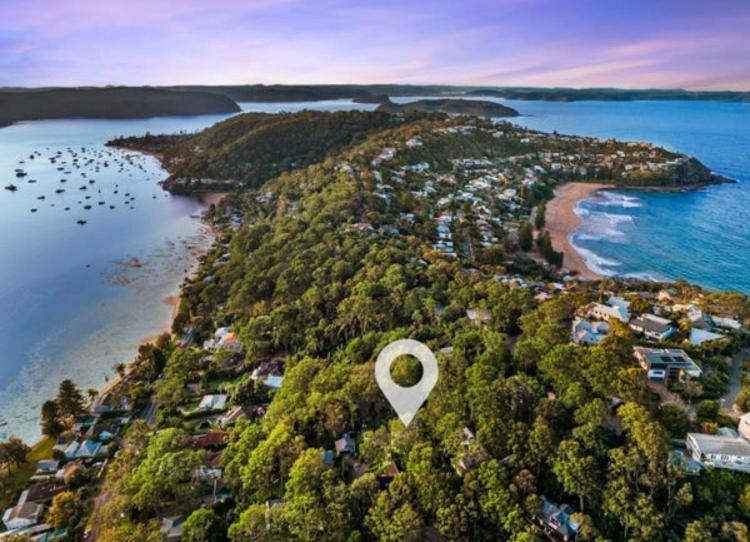 棕榈滩Palm beach Sydney, Modern home with water view的一座心灵 ⁇ 临海洋的岛屿