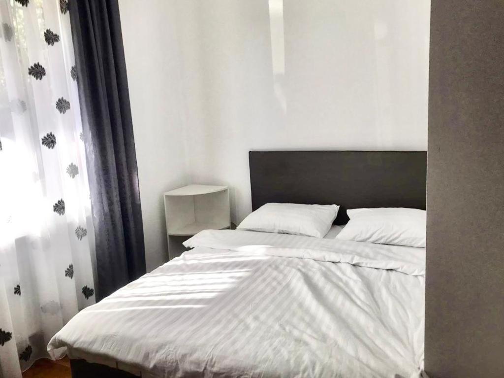克卢日-纳波卡Casa Luna的一间卧室配有一张带白色床单的大床