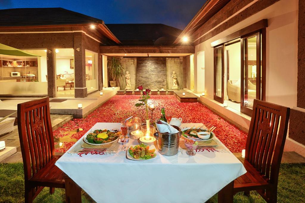 塞米亚克布阿巴厘岛别墅酒店的上面有盘子的桌子