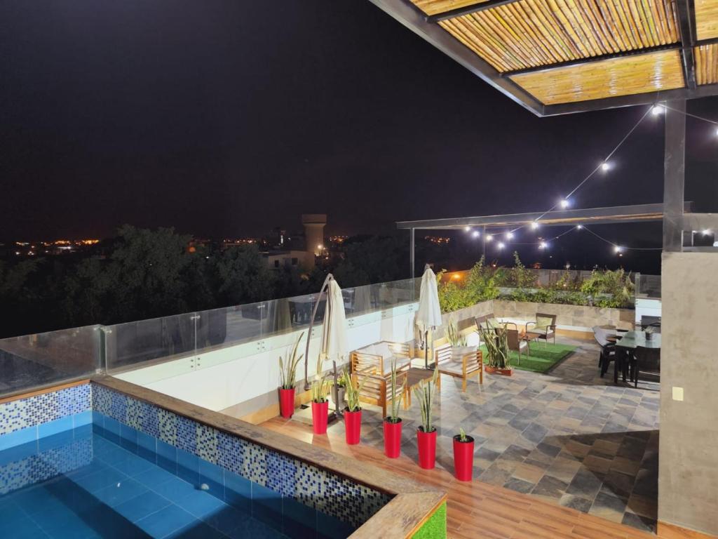 伊察Departamento exclusivo ica的夜间带游泳池的户外庭院