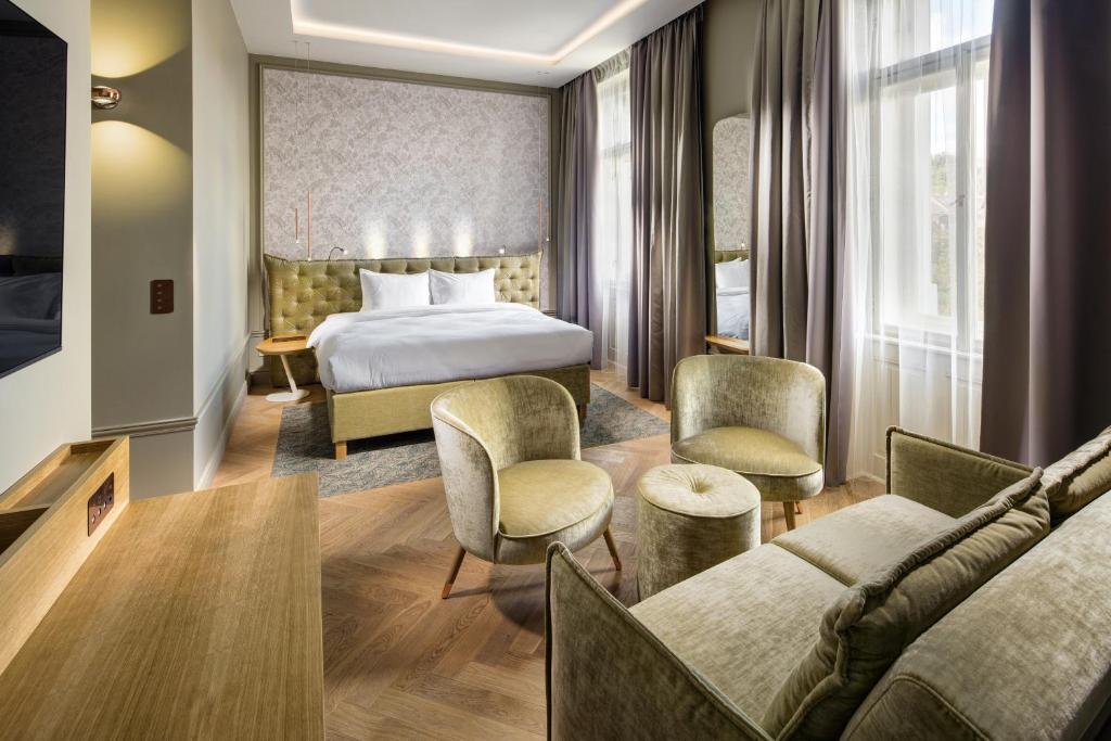 布拉格布拉格河畔马梅森酒店的酒店客房,配有床和沙发