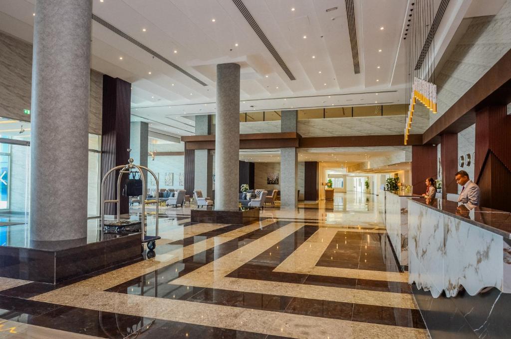 迪拜Best Western Plus Dubai Academic City的酒店大堂的图片
