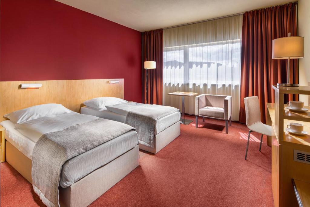 拉贝河畔乌斯季拉贝河畔乌斯季克拉丽奥酒店的酒店客房设有两张床和窗户。