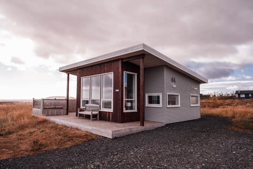 雷克霍特Blue View Cabin 4A With private hot tub的田野上带长凳的小房子