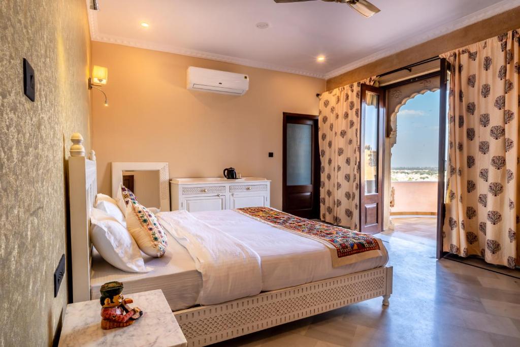 斋沙默尔K D PALACE HOTEL的一间卧室设有一张床,享有海景